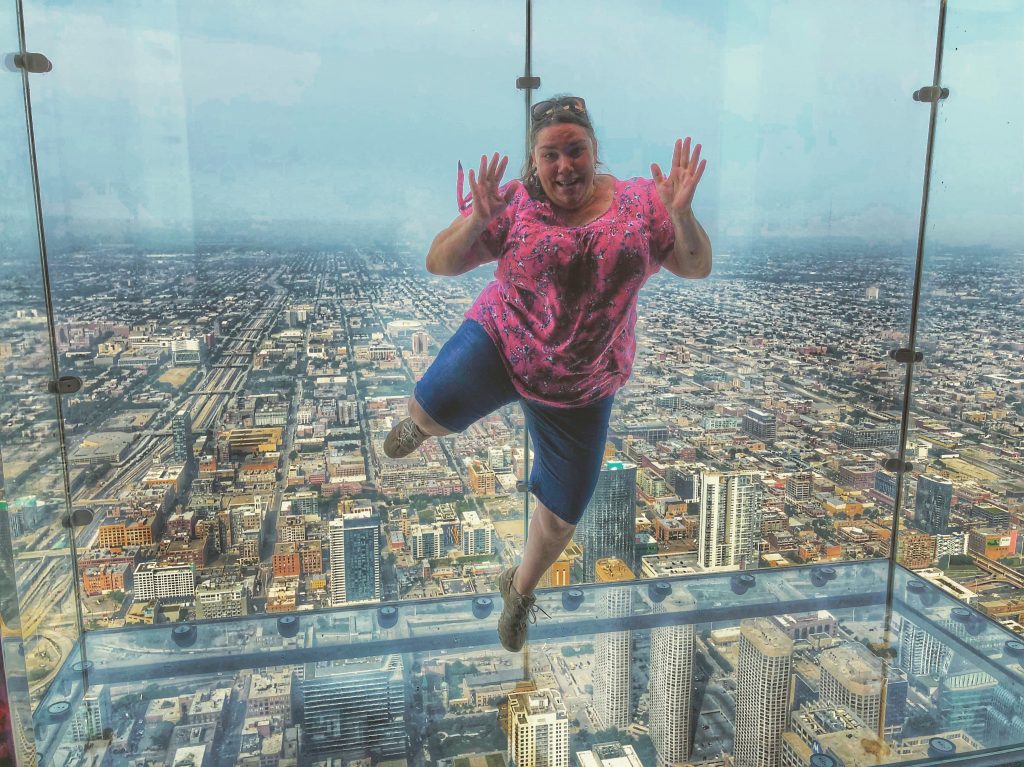 Cristina Juesas saltando en la Willis Tower en Chicago